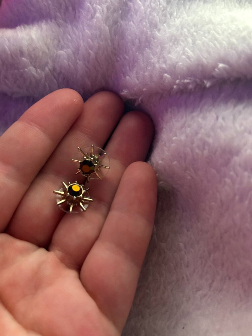 Fashion stud earrings, gold and amber brown,